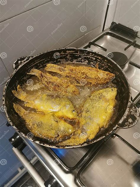 pescado frito dorado en una sartén