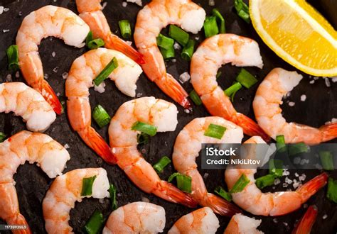 Gambas cocinándose en sartén con ajo