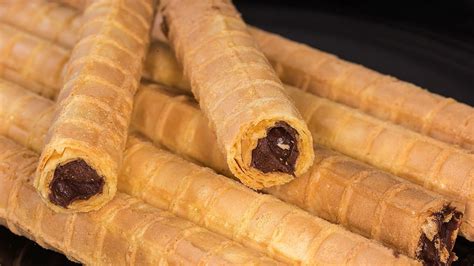 Imagen de barquillos rellenos de chocolate sobre una mesa