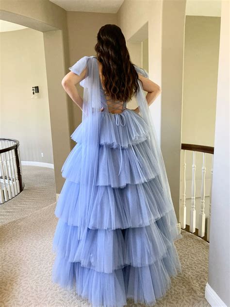 Niña feliz en un vestido de color pastel con falda de tul