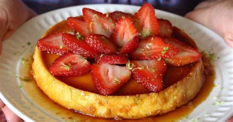 Flan de calabaza decorado con fresas
