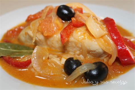 Plato de bacalao encebollado con pimiento rojo