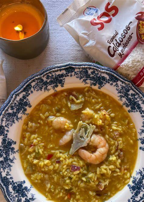 Arroz caldoso con alcachofas listo para servir