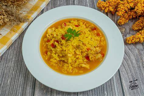 Arroz caldoso hirviendo en la cazuela