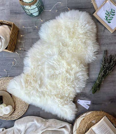 Alfombra de piel de cordero natural en un salón escandinavo