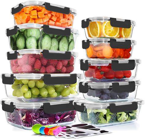 Diversos recipientes de vidrio apilados para almacenamiento de alimentos