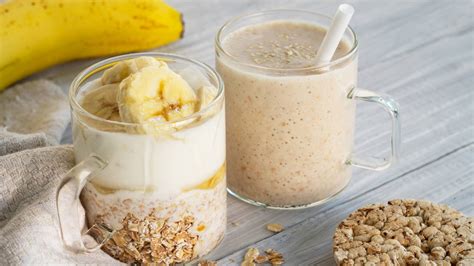 Batido de plátano, zanahoria y avena en un vaso