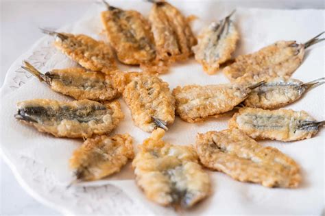 Boquerones fritos recién hechos sobre papel absorbente