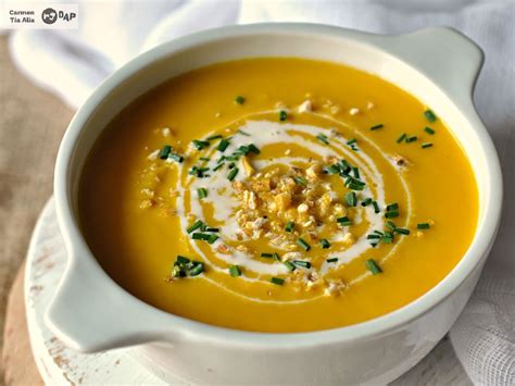 Crema de verduras servida en un cuenco con decoración de hierbas