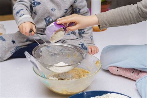 Niños mezclando ingredientes para una pócima casera