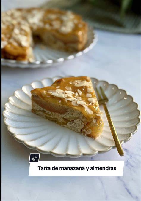 Ingredientes básicos para una tarta de almendras: huevos, azúcar, almendra molida y limón