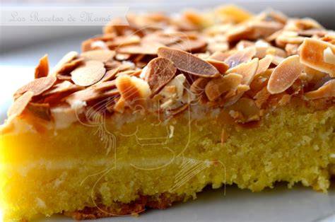 Tarta de almendras decorada con almendras laminadas y frutas