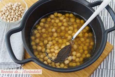 Garbanzos cocinándose en una olla