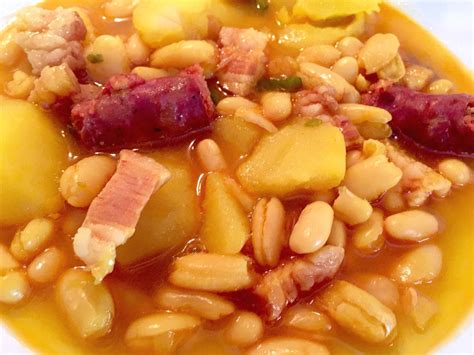 Plato de potaje de alubias con chorizo humeante
