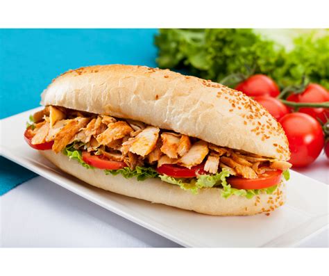 Bocadillo de pollo empanado con lechuga y tomate