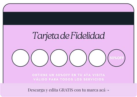 Persona con tarjeta de fidelidad recibiendo un cupón