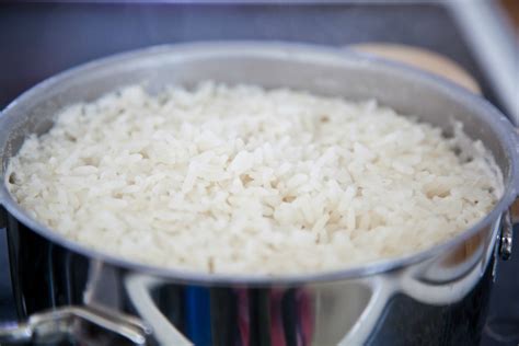 Proceso de cocción del arroz mostrando cómo absorbe agua
