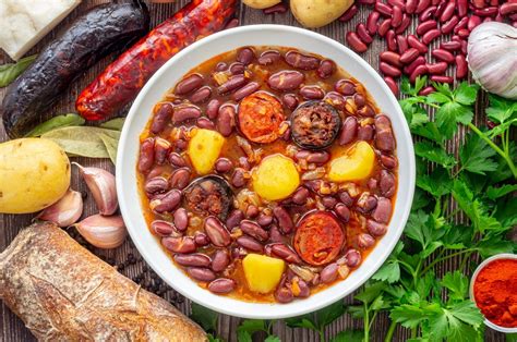 Plato de alubias rojas con chorizo y morcilla