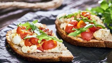 Tostada de tomate y queso fresco con albahaca