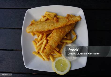 Plato de pescado rebozado servido caliente
