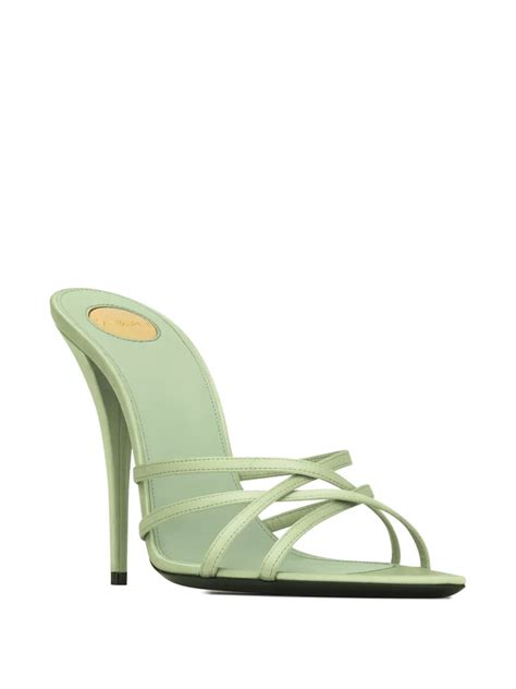 Variedad de sandalias verde pastel en diferentes estilos