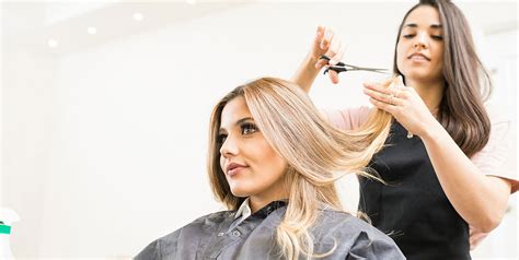Imagen de un estilista realizando un corte de caballero