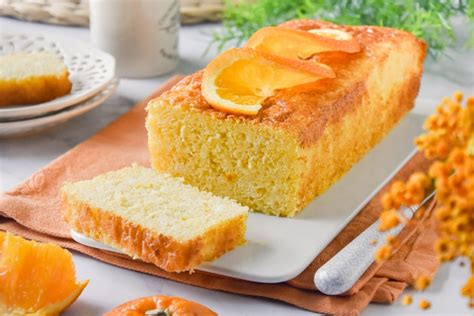 Bizcocho de naranja casero recién horneado y esponjoso