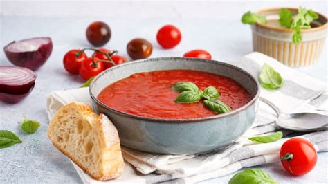 Ingredientes frescos para sopa de tomate