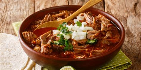 Plato de barbacoa estilo Sonora servido con tortillas y guarniciones
