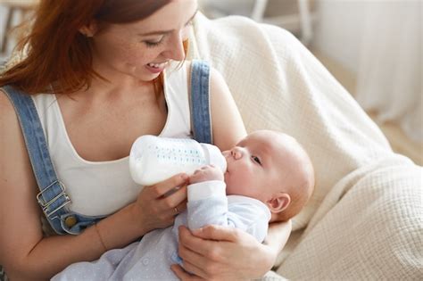 Madre alimentando a su bebé con lactancia mixta