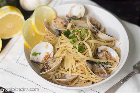 Ingredientes frescos para linguine con almejas y brócoli