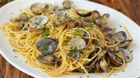 Proceso de preparación de pasta con almejas y brócoli