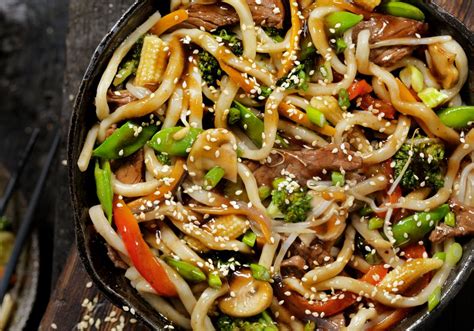 Plato de fideos udon con tofu y verduras