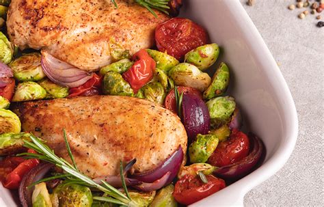Plato de pollo al romero con coles de Bruselas