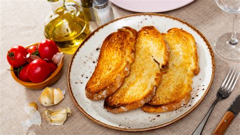 Tostadas de ajo y aceite listas para servir