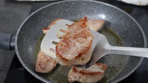 Carne de cerdo dorándose en la sartén