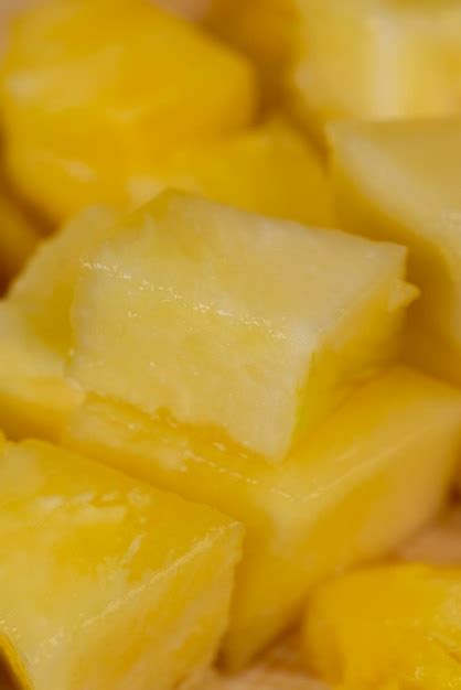 Piña cortada en trozos para el guiso