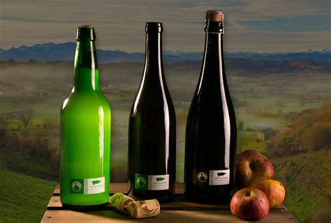 Botellas de sidra asturiana en un restaurante