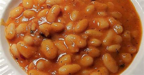 Alubias blancas cocidas en un plato