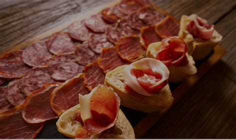 Variedad de jamones y embutidos ibéricos