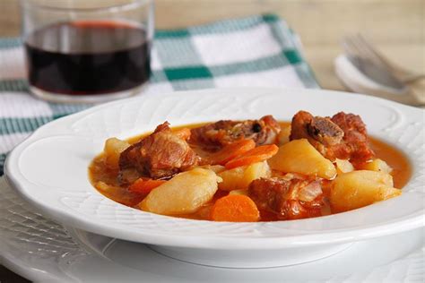 Olla con patatas y costillas guisándose lentamente