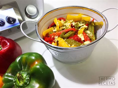 Pimientos rojos asándose en Varoma de Thermomix