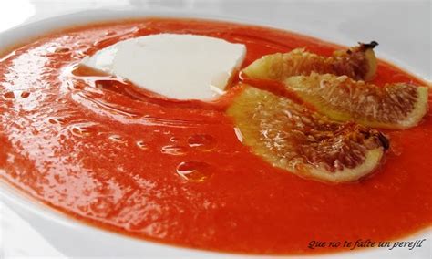 Salmorejo de pimientos rojos con guarnición de queso de cabra e higos