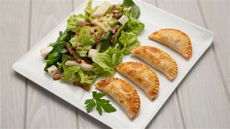 Empanadillas con salsa y ensalada