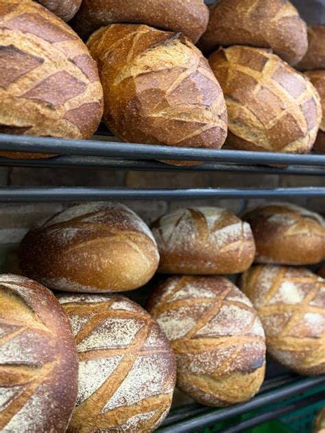 Panes artesanales recién horneados en Suculenta