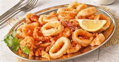 Rabas de calamar fritas y crujientes con limón