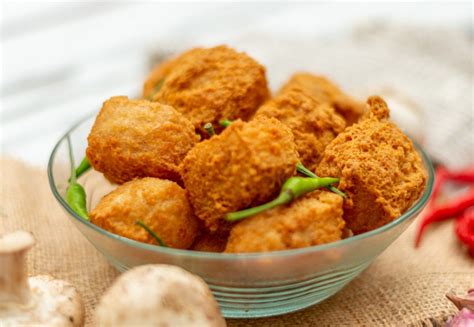 plato de tofu rebozado crujiente servido con vegetales