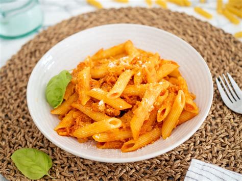 Macarrones con atún cremosos en un plato
