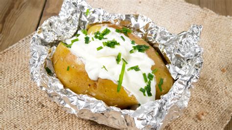 Patatas preparadas en papillote sobre papel de horno listas para cocinar