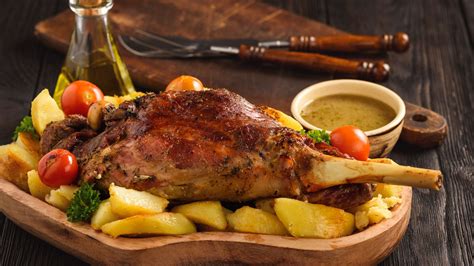 Cordero asado en una bandeja con hierbas
